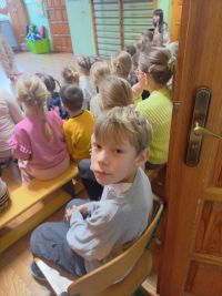 Uczniowie oglądają występy