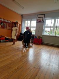 Występ cyrkowy, przebrany uczeń