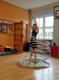 Tancerka z hula hop