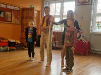 Uczniowie biorą udział w występie