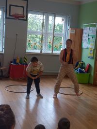 Uczeń i cyrkowiec z hula hop