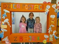 Dziewczynki w ramce z postaciami z bajek