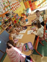 Dzieci kolorują prace z postaciami z bajek