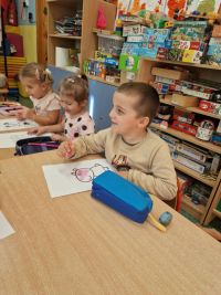 Dzieci kolorują prace