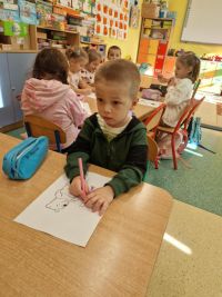 Dzieci robią prace z postaciami z bajek