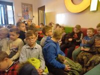 Uczniowie przed spektaklem w poczekalni GOK Grójec