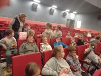 Uczniowie w sali teatralnej