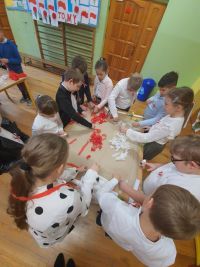 Prace nad dużymi flagami