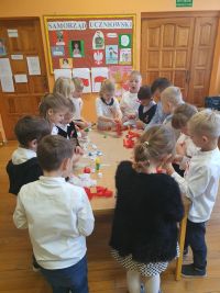 Prace nad wyklejaniem flag