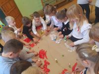 Prace nad wyklejanymi flagami