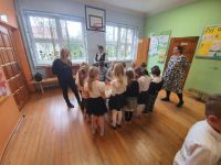 Prace nad dużymi wyklejanymi flagami