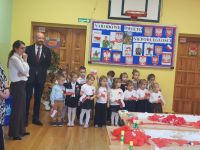 Dzieci z przedszkola na tle okolicznościowej dekoracji