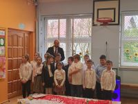 Klasa II przygotowana do śpiewania hymnu