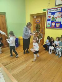 Pani Dyrektor wręcza dzieciom dyplomy