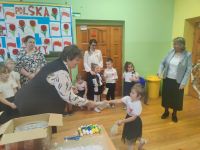 Pani Hania wręcza dziecku nagrodę