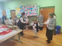 Pani Dyrektor i Pani Hania wręczją dyplomy i nagrody uczniom