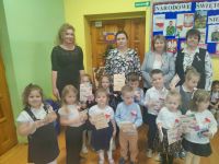 Nagrodzone i wyróżnione dzieci z przedszkola z Panią Dyrektor i organizatorkami