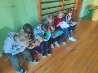 Uczniowie pochłonięci lekturą.