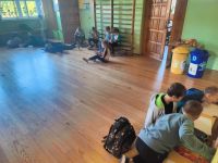 Dzieci czytają na korytarzu.