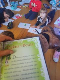 Dzieci malują na postawie czytanej bajki.