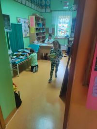 Dzieci wypożyczają ksiązki na przerwę z książką.