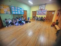 Uczniowie czytają na korytarzu.