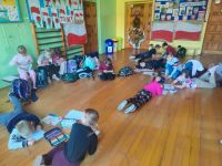 Dzieci czytają i kolorują na postawie przeczytanych lektur.