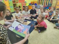 Mama czyta Świnkę Peppę