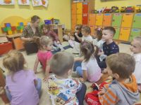 Młodsze dzieci słuchają bajki