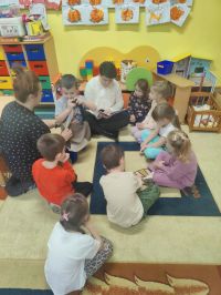 Starsze dzieci słuchają bajki