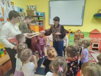 Pani wychowawczyni wręcza mamom podziękowania