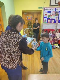 Oskar odbiera nagrodę.