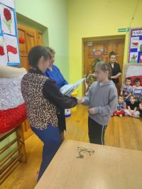 Ola odbiera nagrodę