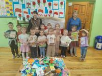 Grupowe zdjęcie uczestników z przedszkola