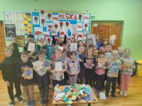 Grupowe zdjęcie uczestników ze szkoły