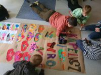 Uczniowie przygotowujący plakat czytelniczy - Kapelusz Pani Wrony