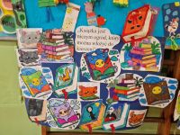 Tablica z czytelniczymi kolorowankami i cytatem Książka jest niczym ogród