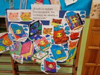 Tablica z czytelniczymi kolorowankami i cytatem Książki to najlepsi Twoi przyjaciele