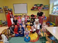 Grupowe zdjęcie w strojach