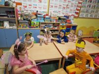 Przebrane dzieci przy stoliku