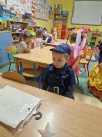 Przebrane dzieci przy stoliku (2)