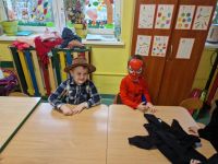 Przebrane dzieci przy stoliku (3)