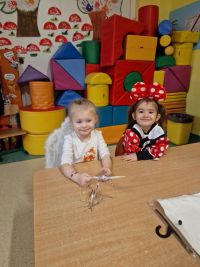 Przebrane dzieci przy stoliku (4)