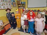 Dzieci w przeróżnych strojach