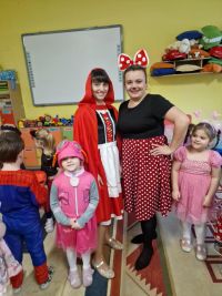 Przebrane ciocie z dziećmi