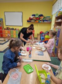 Pani Kasia pomaga dzieciom