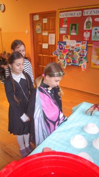 Dziewczynki losują swoje gwiazdy