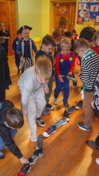 Chłopcy wróżą z butów (2)