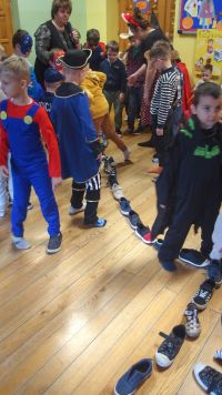 Chłopcy wróżą z butów