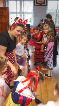 Dziewczynki wróżą z butów